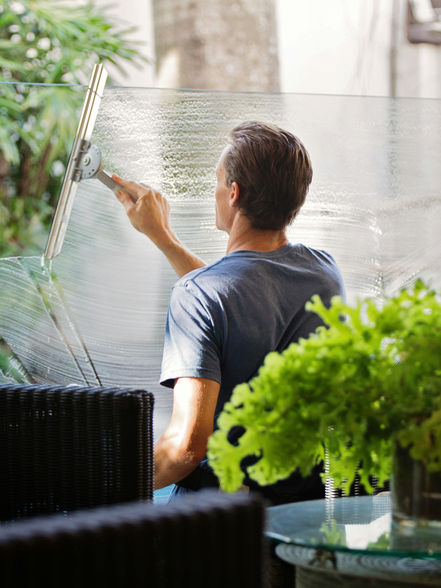 Homme nettoyant une fenêtre, Comcop Cleaning Serv