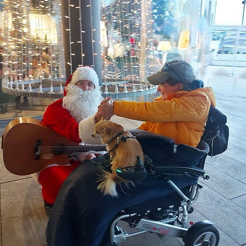 Thomas Wagenet als musikalischer Weihnachtsmann bei einer Veranstaltung in Salzburg