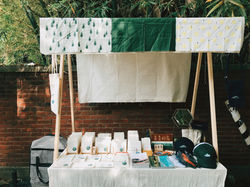 青青的島 And book store