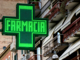 La croce verde della farmacia e le violazioni