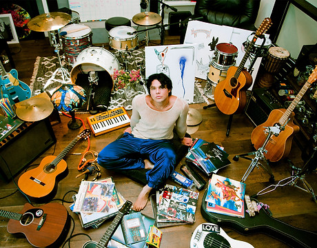 ashton-irwin-superbloom-5sos@2000x1270-1