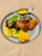 Ropogós fél kacsa almás-fahéjas párolt lilakáposztával burgonyalepényen, narancsos-gyömbéres mártással