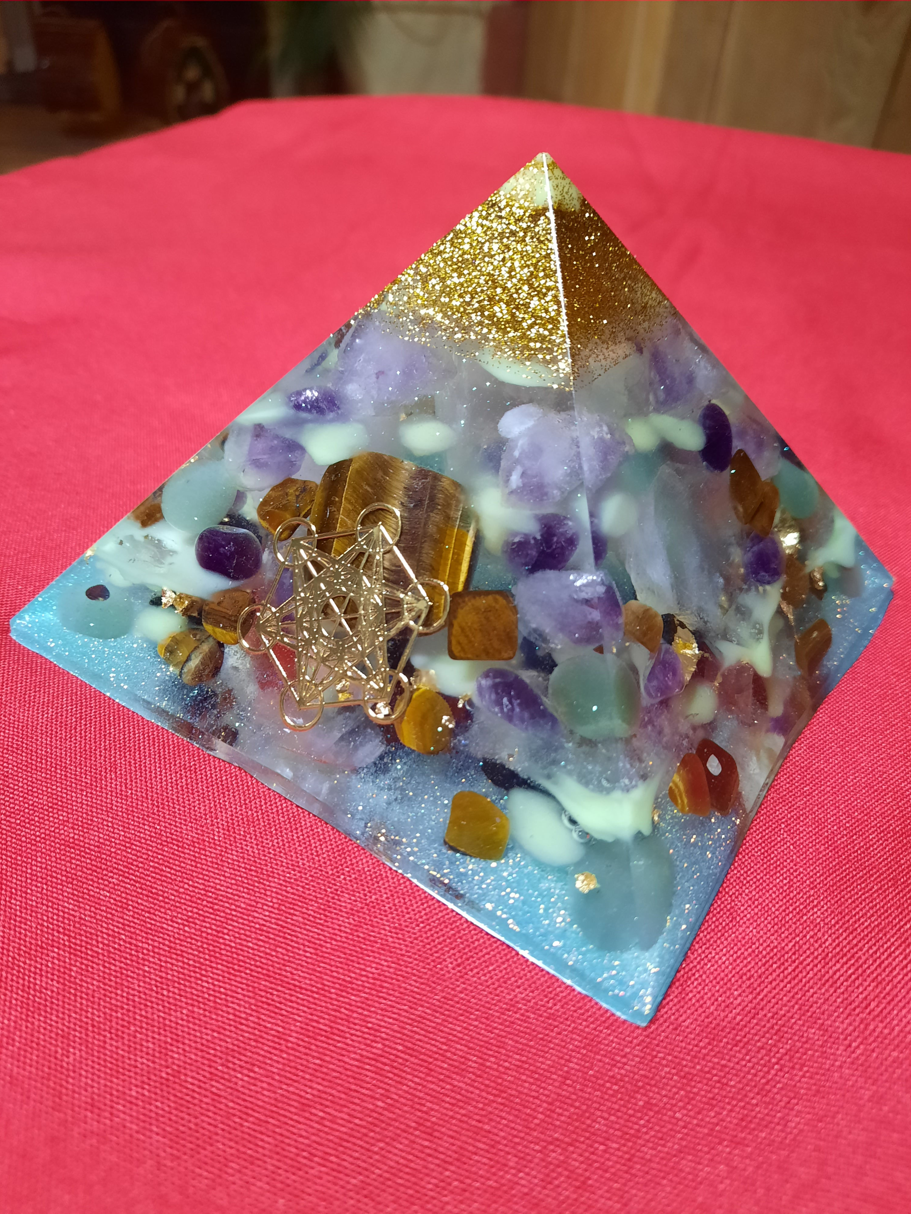 orgonite pyramide 889 M Améthyste