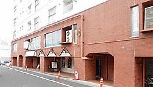 ビュー久米川2階に事務所があります