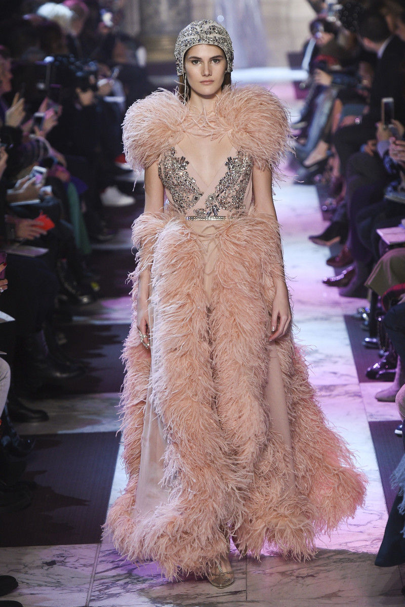 vestido de plumas