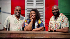 Samba pra Namorar e Edu Moreira celebram os antigos bailes de clube em uma noite de música, brilho e nostalgia