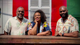 Samba pra Namorar e Edu Moreira celebram os antigos bailes de clube em uma noite de música, brilho e nostalgia