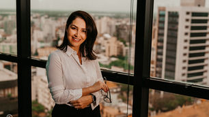 Economista trabalha autoestima de executivas através da moda