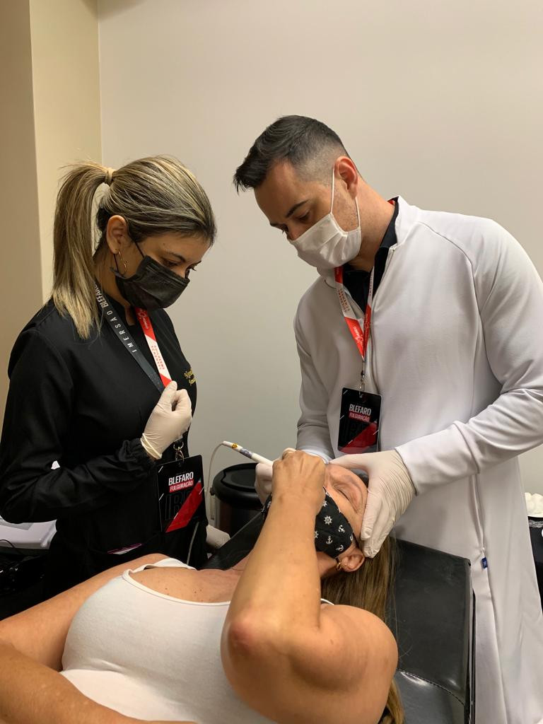 Dr. Guilherme Schenkel ministrando aula em curso de Blefarofulguração