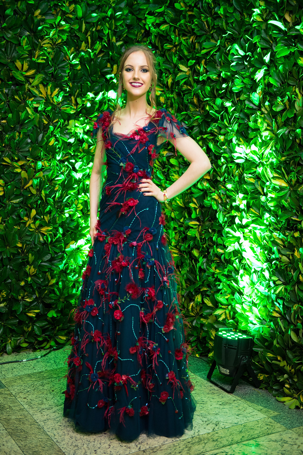 vestido com plumas