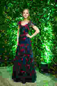 vestido com plumas