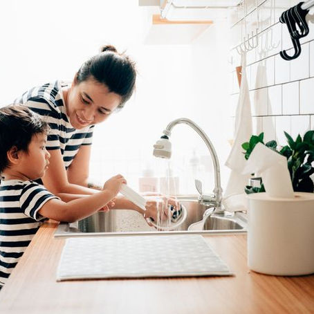 Ini Cara Biasakan Anak Laki-Laki Mengerjakan Tugas Domestik 