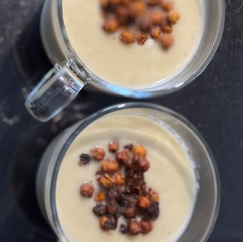 Knolselderijsoep met geroosterde kikkererwten.