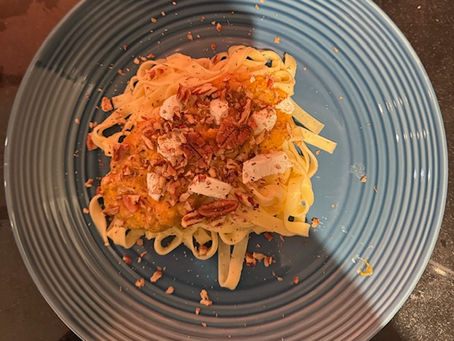 Pasta met pompoen, geitenkaas en pecannoten.
