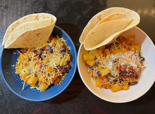 Vegetatische chili met zoete aardappel en bonen.