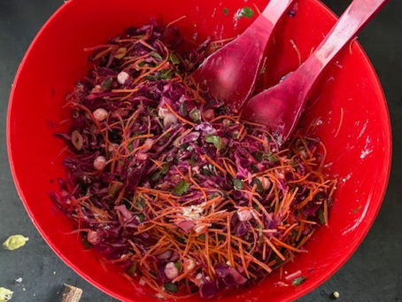 Rode kool salade met geitenkaas.