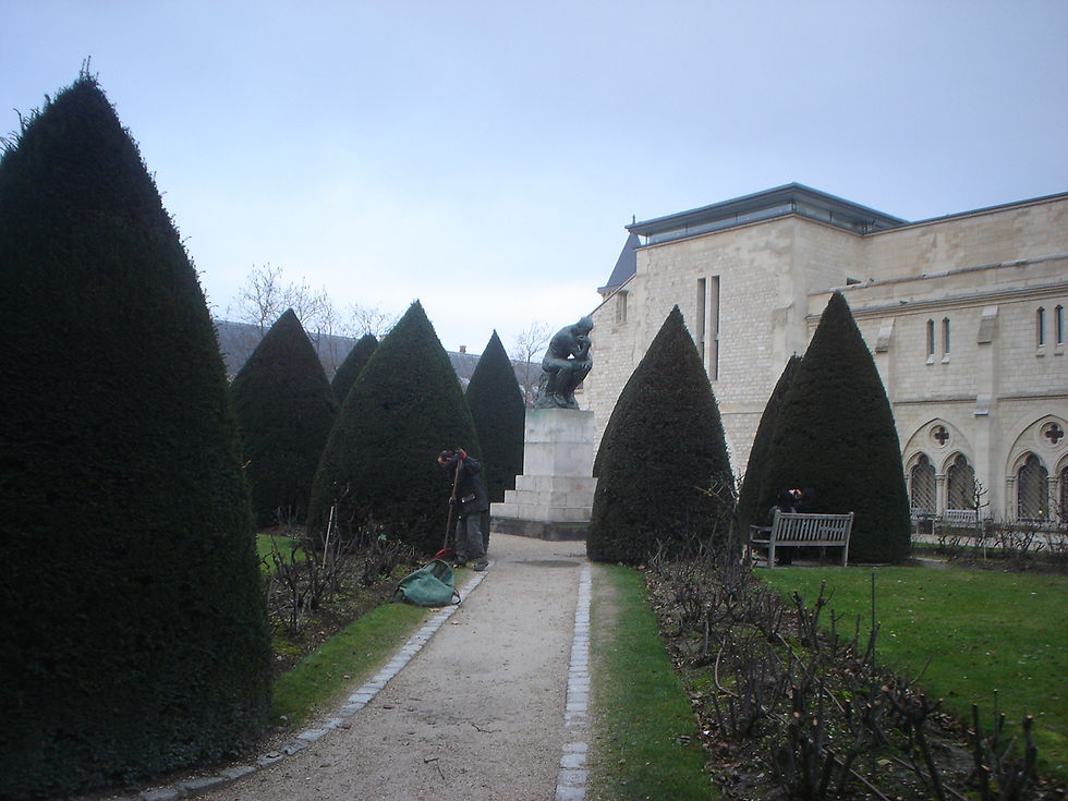 “Le Penseur” (O Pensador), concebido em 1880, originalmente se chamava “O Poeta” e simbolizava Dante observando os círculos do Inferno na Divina Comédia