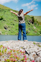 Frau bei einer Fotosession am Falkertsee in den Kärntner Bergen, umgeben von Natur, Wasser und alpiner Landschaft, in entspannter und natürlicher Atmosphäre.