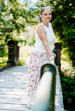 Natürliche Frauenportraitfotografie am Bleistätter Moor in Kärnten. Eine Frau genießt die Ruhe der Natur, das Wasser und einen besonderen Moment für sich.