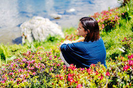 Frau bei einer Fotosession am Falkertsee in den Kärntner Bergen, umgeben von Natur, Wasser und alpiner Landschaft, in entspannter und natürlicher Atmosphäre.