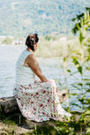Natürliche Frauenportraitfotografie am Bleistätter Moor in Kärnten. Eine Frau genießt die Ruhe der Natur, das Wasser und einen besonderen Moment für sich.