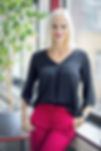Freundliche blonde Frau lächelnd im Büro