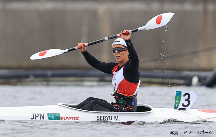 準決勝　応援席に向かってオールを上げる瀬立さん