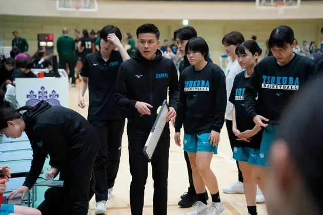 試合中のミーティングで選手たちに指示を出す池田監督 【筑波大学体育スポーツ局】