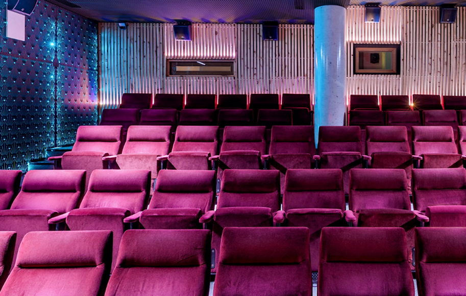 Kinosaal von Kino & Bar in der Königstadt – stilvolles Programmkino in Berlin mit moderner Projektion und besonderer Atmosphä