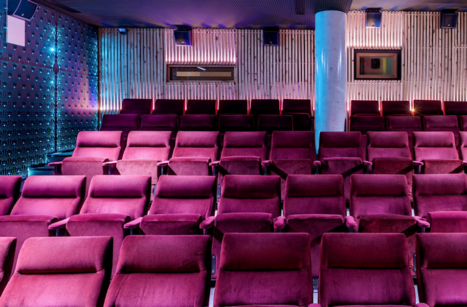Kinosaal von Kino & Bar in der Königstadt – stilvolles Programmkino in Berlin mit moderner Projektion und besonderer Atmosphä