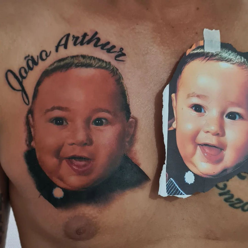 Retrato da face de uma criança. Predominância de cores quentes. Fotografia com a referencia o lado. Tatuada no lado direito do peito masculino.
