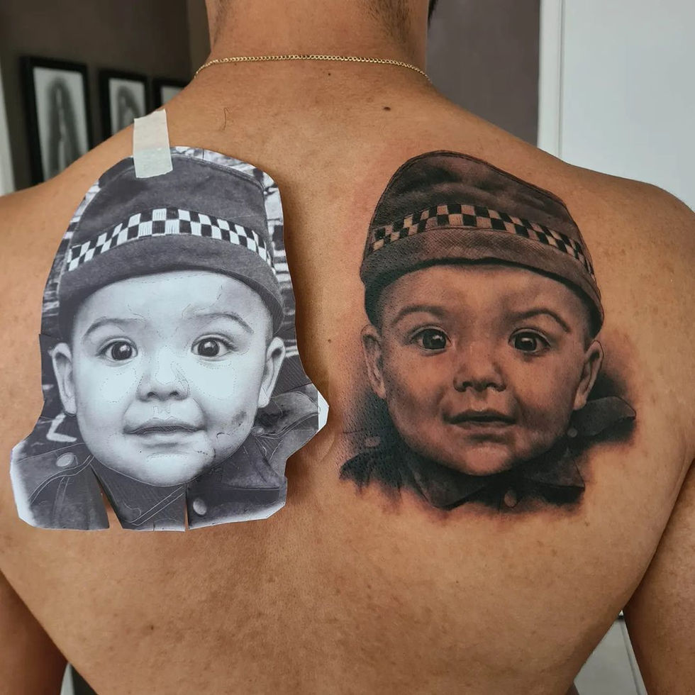 Retrato  de uma criança nas costas masculina.  Feita em preto e sombras. A criança usa uma boina militar. 