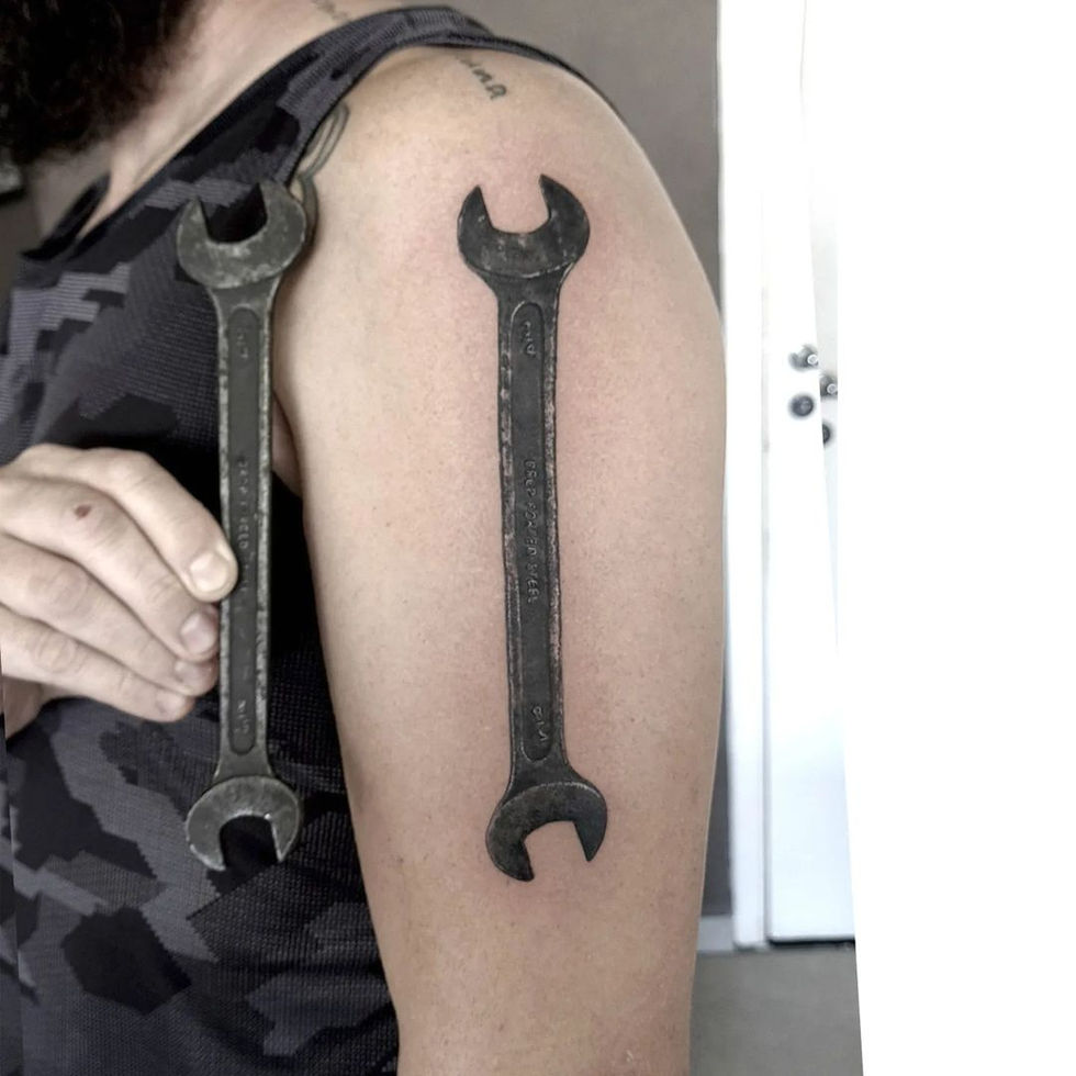 Tatuagem chave de abrir motor no braço masculino. Fidelidade a referência. tatuador-na-cidade-de-ribeirão-preto.