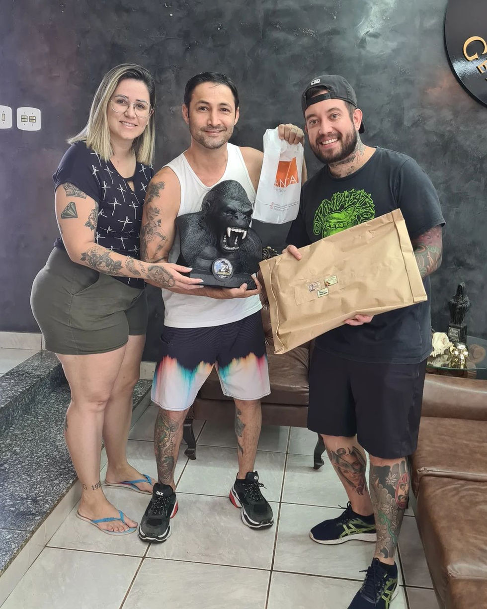 Geib e Ana. Organizadores, me premiando e parabenizando pelo prêmio. Troféu foi a cabeça de um gorila em gesso preta.