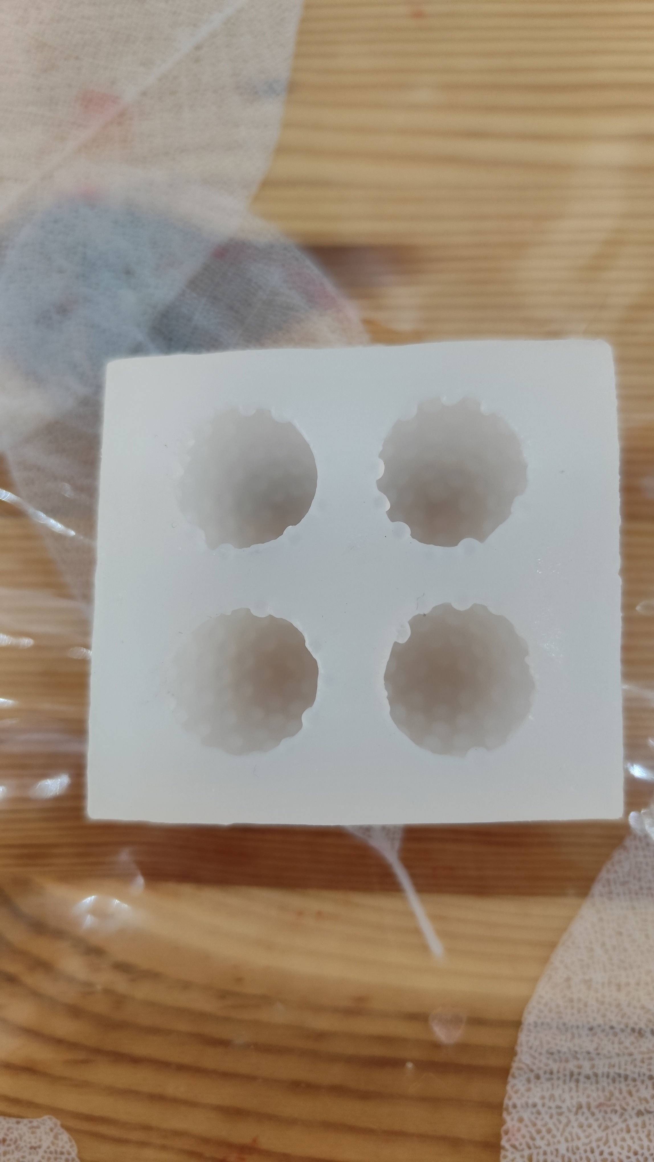 תבנית סיליקון – תותים קטנים לקישוטי נרות