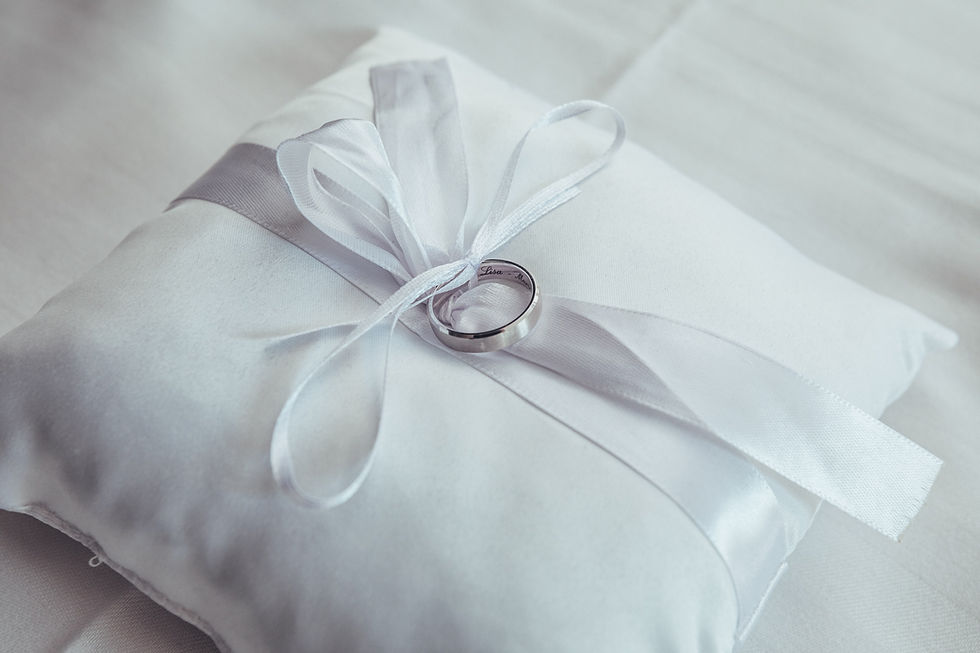 Eheringe auf Hochzeitstafel – Detail Your Memories Wien