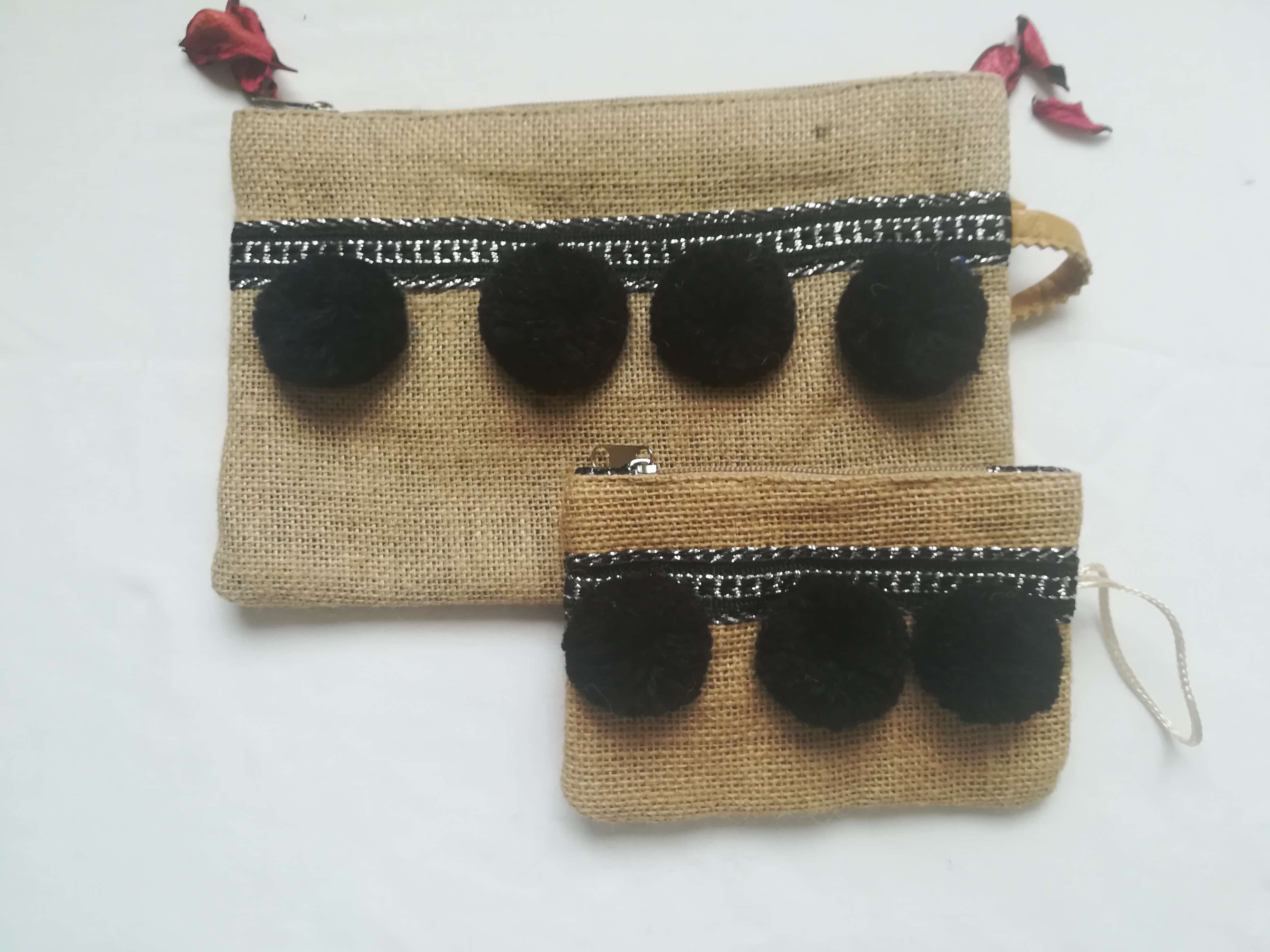 set pochette + petit portefeuille à pompoms noirs
