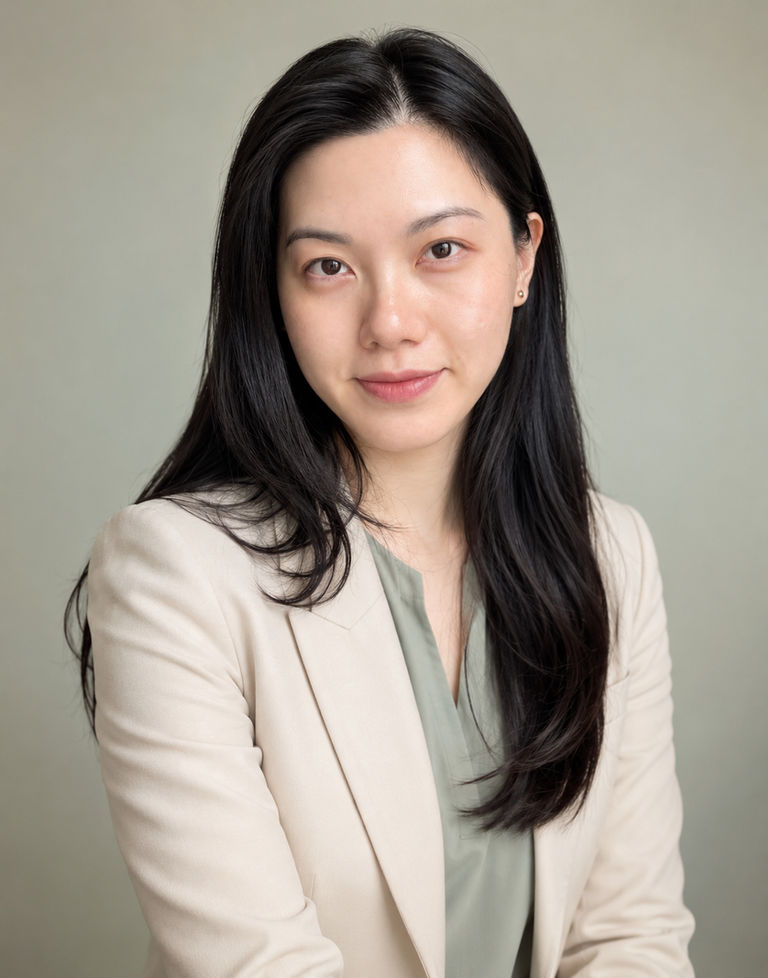 創辦人 Yanki Yeung 個人專業照片，淺綠色背景