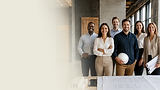 Equipo de arquitectos e ingenieros sonriendo en oficina