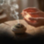 Cristales, humo de sahumerio y elementos espirituales para trabajo energético consciente.