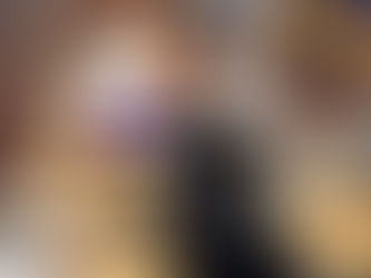 彫金をしている女性職人がテレビカメラで取材されている姿