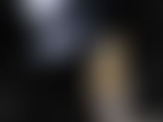 唐草模様の真鍮製iPhoneケースを手にもつ人