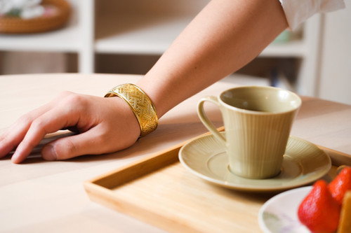 京都発。職人技が光る真鍮製ワイドバングル | 錺之-KAZARINO-|京都