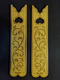 唐草文様の錺金具（かざりかなぐ）2枚。金色の金属板に精密な透かし彫りと線彫りが施され、神社仏閣の建築装飾に使われる伝統的な金具のデザイン。