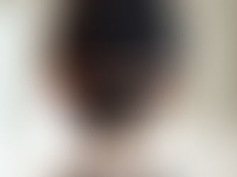 まとめ髪に銅製のロングバレッタをつけた女性の後ろ姿