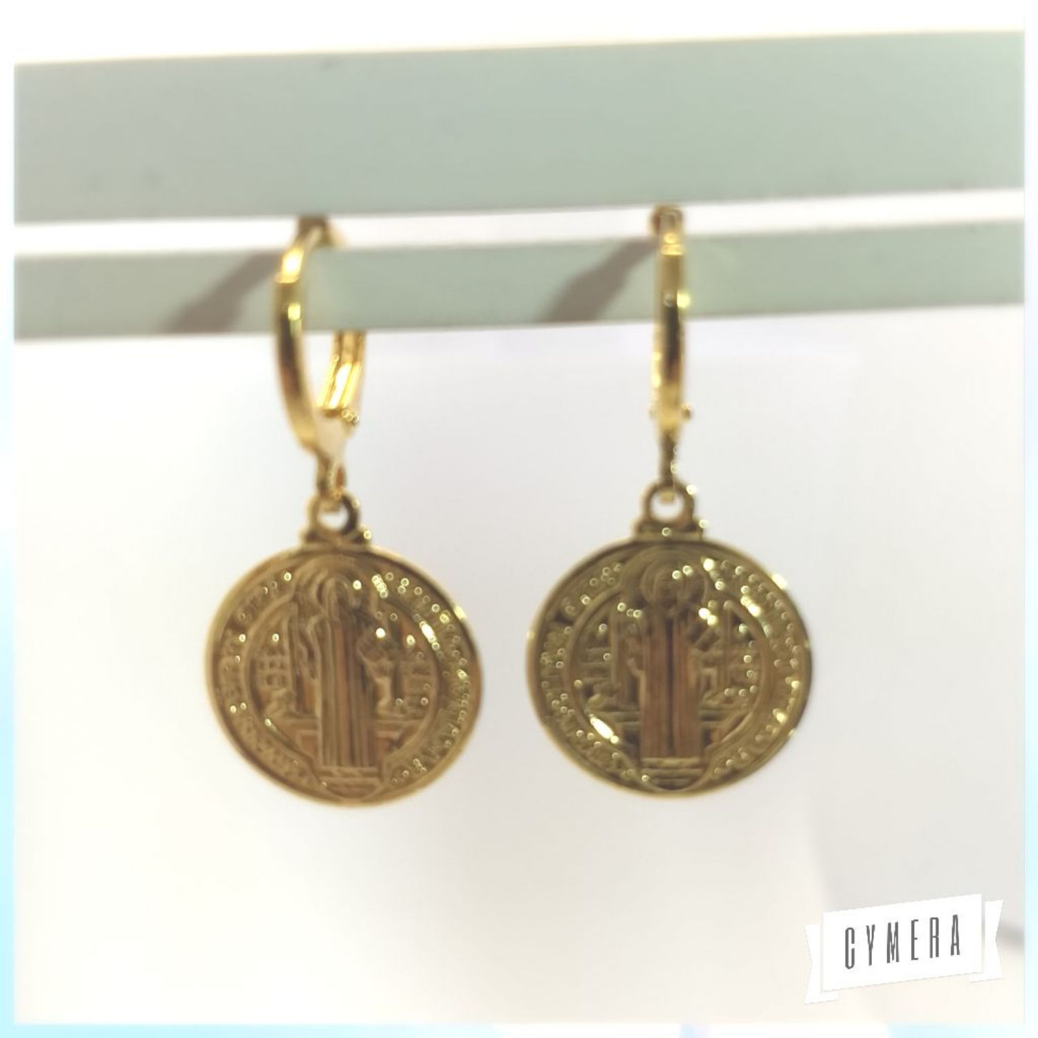 Brinco argola com a medalha de São Bento