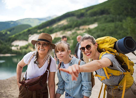 Une famille explorant une région éloignée avec l’application Driftscape