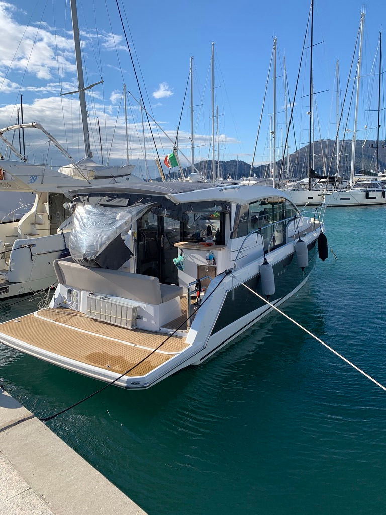 Thumbnail: Sealine C330 | 2016