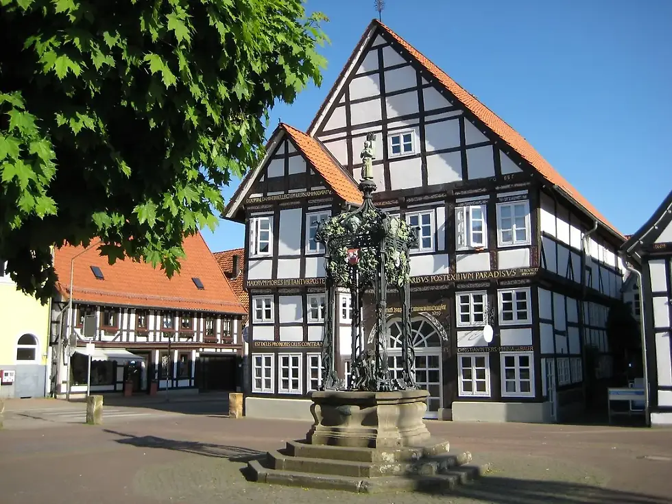 fakt_2_-_haus_mit_brunnen_ergebnis.jpg.webp