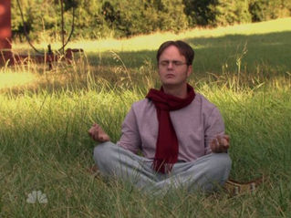 Çimenlik alanda bağdaş kurarak meditasyon yapan, kırmızı atkılı bir iş insanı; 2026 dijital pazarlama stratejilerinde bilinçli planlama ve doğru yatırım kararlarını simgeliyor.